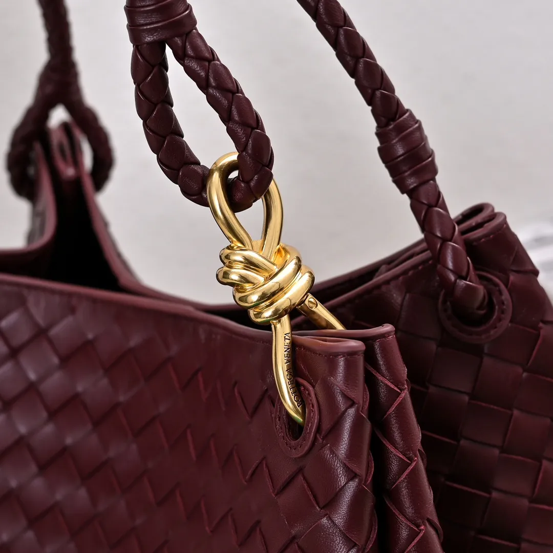 Batch 2660 24 early autumn new model Andiamo Parachute is made of a whole piece of woven leather and is processed with folding stitching at the four corners # Craftsmanship and creativity. Large size is atmospheric and practical. One of the must-selects for BV. Large space, can hold a computer, thick shoulder strap, very comfortable on the shoulder. Large parachute upper body real photo can be carried on the back. The upper body is versatile and cute☺️ Style number: 6571 Size: 30*26*20cm